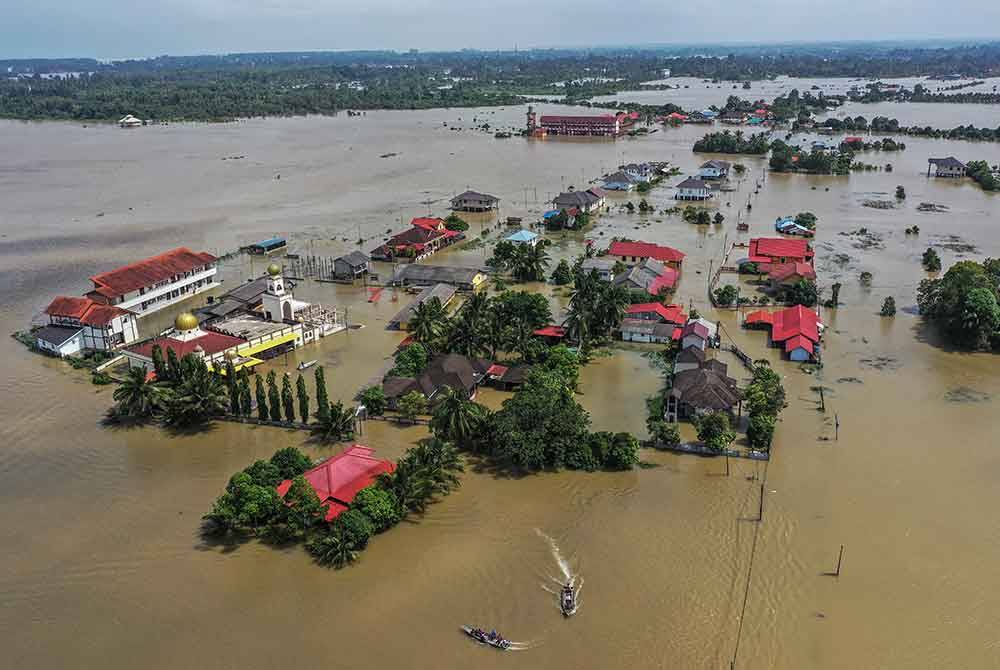 Keadaan di Kampung Simpangan, Tumpat yang menjadi seperti tasik buatan akibat banjir termenung ketika tinjauan hari ini. - Foto: Bernama