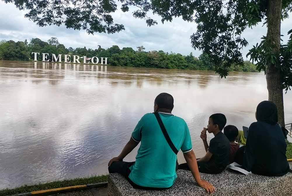 Esplanade Temerloh menjadi tumpuan orang ramai untuk melihat sendiri suasana di Sungai Pahang di sini.