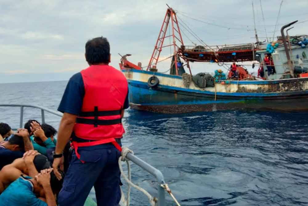 Nelayan asing ditahan DOF menerusi pelbagai siri operasi di perairan negara. Gambar kecil: Adnan