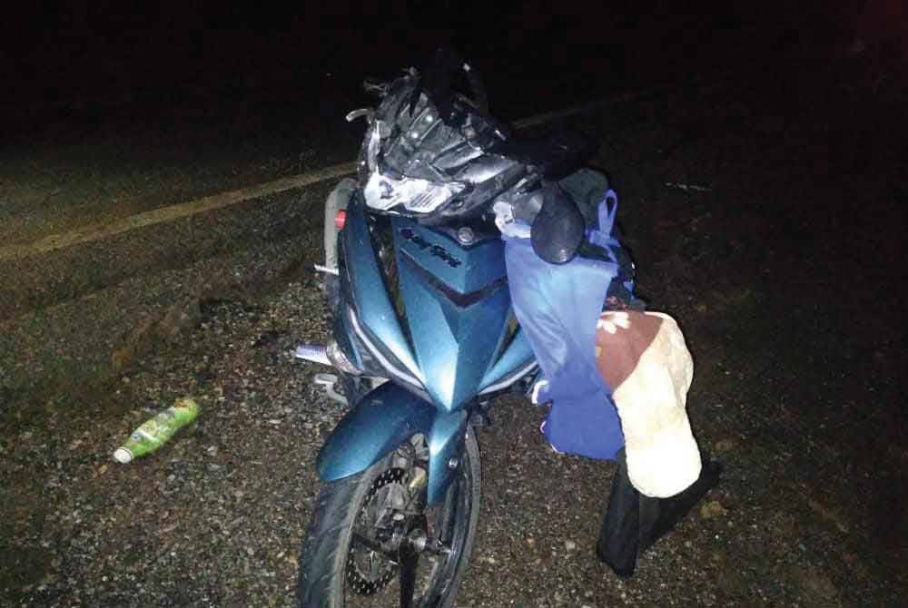 Keadaan motosikal dinaiki mangsa bersama pembonceng selepas terlibat kemalangan di Kilometer 30, Jalan Lipis-Sungai Koyan pada Jumaat.