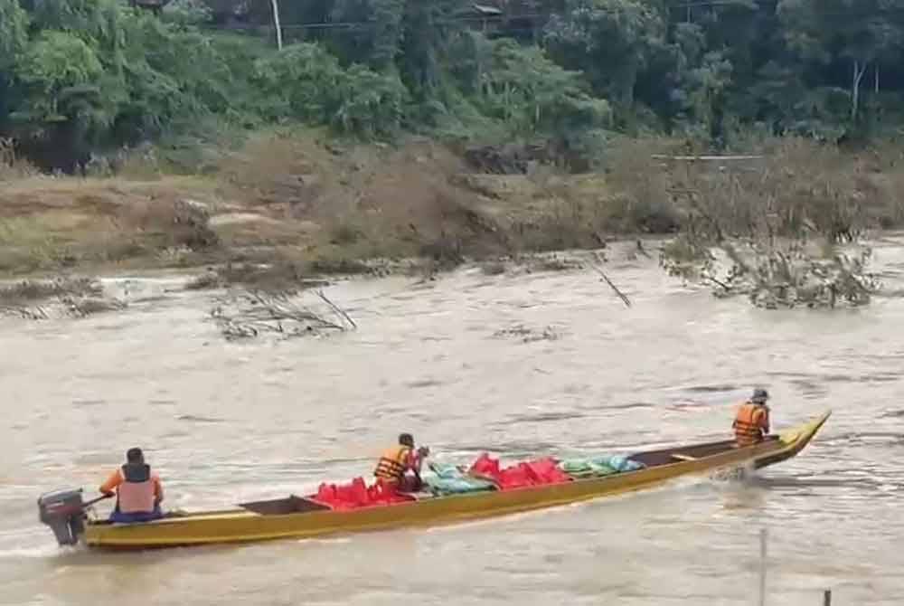 Anggota Pasukan Nature Lifeguard APM Kuala Tahan yang turut disertai penduduk Orang Asli suku Bateq telah menjalani latihan dan terlatih dalam pengendalian bot di kawasan arus deras. - Foto APM PAHANG