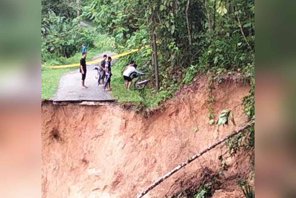 Penduduk Kampung Janggut Seberang terpaksa melalui kebun penduduk untuk ke Kampung Janggut dan bandar Jeli.