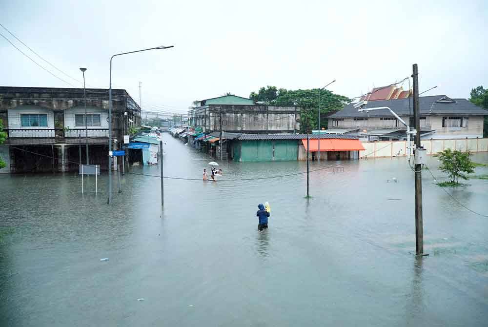 Pada Sabtu sebanyak 18,783 keluarga di 34 daerah di Pattani, Narathiwat dan Yala masih terjejas banjir. - Foto EPA