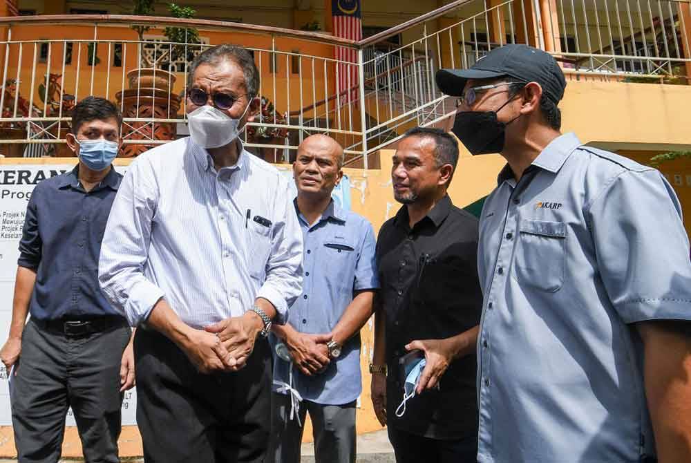 Dr Dzulkefly Ahmad (dua dari kiri) ketika melakukan lawatan ke PPS Sekolah Menengah Kebangsaan Baroh Pial, Rantau Panjang pada Sabtu. - Foto: Bernama