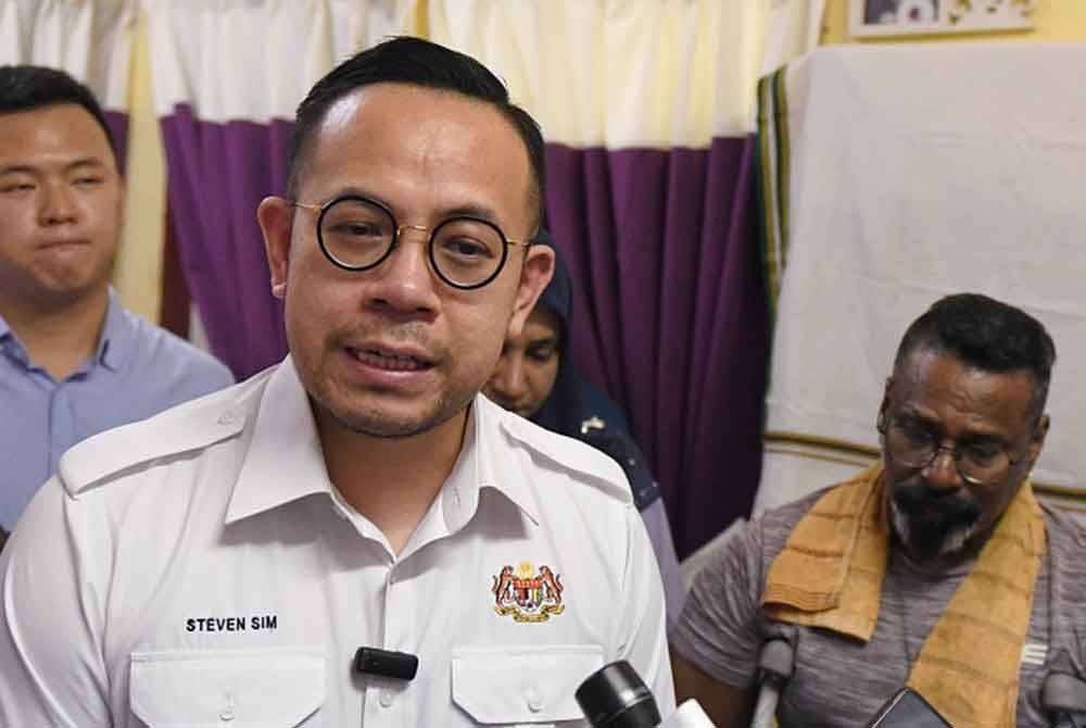 Steven Sim mengadakan sidang akhbar selepas melawat keluarga mendiang R Tinesh Kumar pada Sabtu. - Foto: Bernama