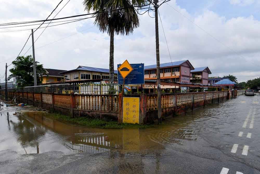 Situasi banjir di jajahan Pasir Mas semakin pulih apabila jumlah mangsa yang ditempatkan di 12 PPS yang menempatkan 6,347 orang daripada 1,894 keluarga berbanding 10,557 mangsa daripada 3,227 keluarga petang tadi. - Foto: Bernama