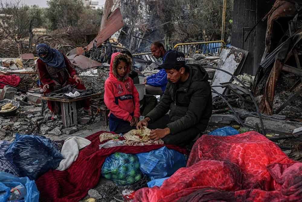 Jangkitan pernafasan dan cirit-birit adalah antara penyakit paling banyak dilaporkan di pusat perlindungan kecemasan. - Foto: AFP