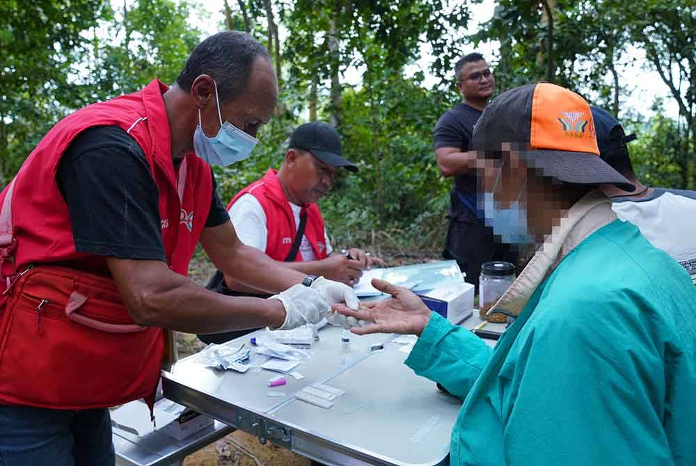 Petugas Komited Malaysia melakukan saringan penyakit HIV, Hepatitis C dan Sifilis ke atas seorang penagih dadah.