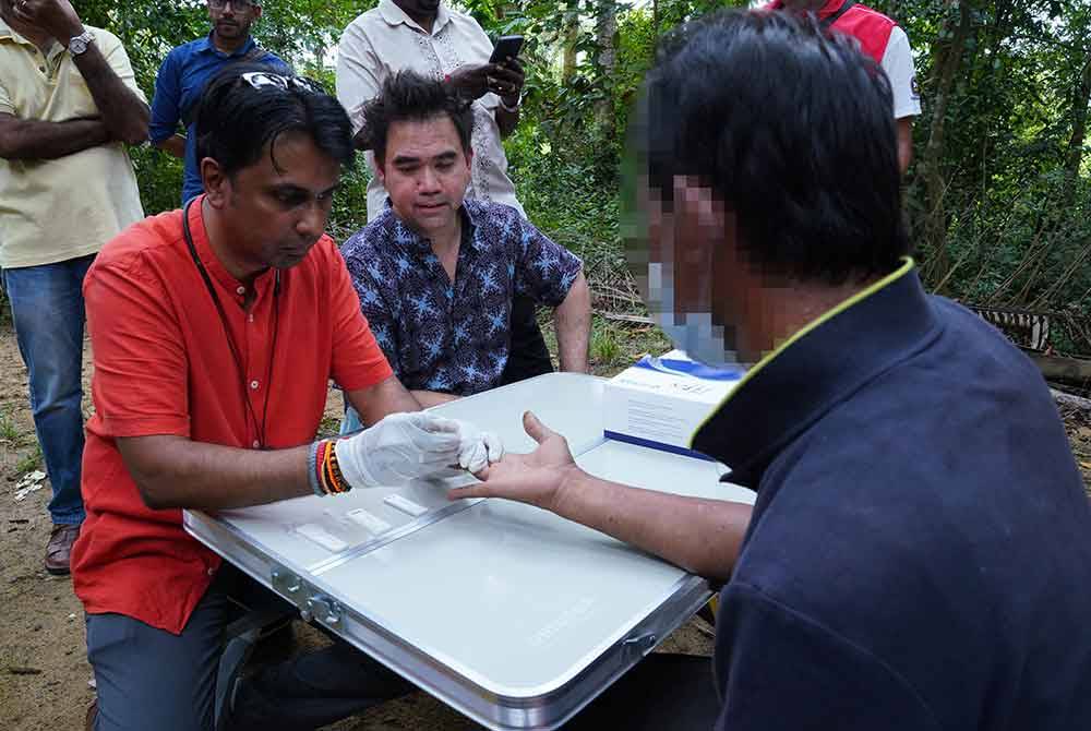 Naib Presiden Majlis Aids Malaysia (MAC), Dr Dinesh Mahalingam melakukan saringan penyakit HIV, Hepatitis C dan Sifilis ke atas seorang penagih dadah