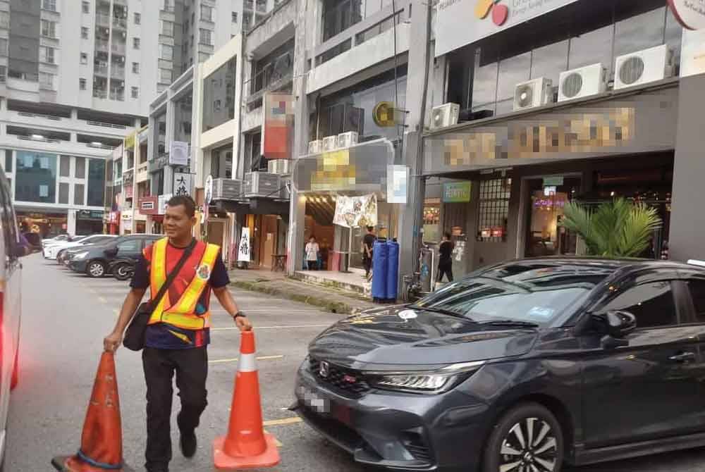 Antara halangan dialihkan penguat kuasa DBKL. - Foto:DBKL