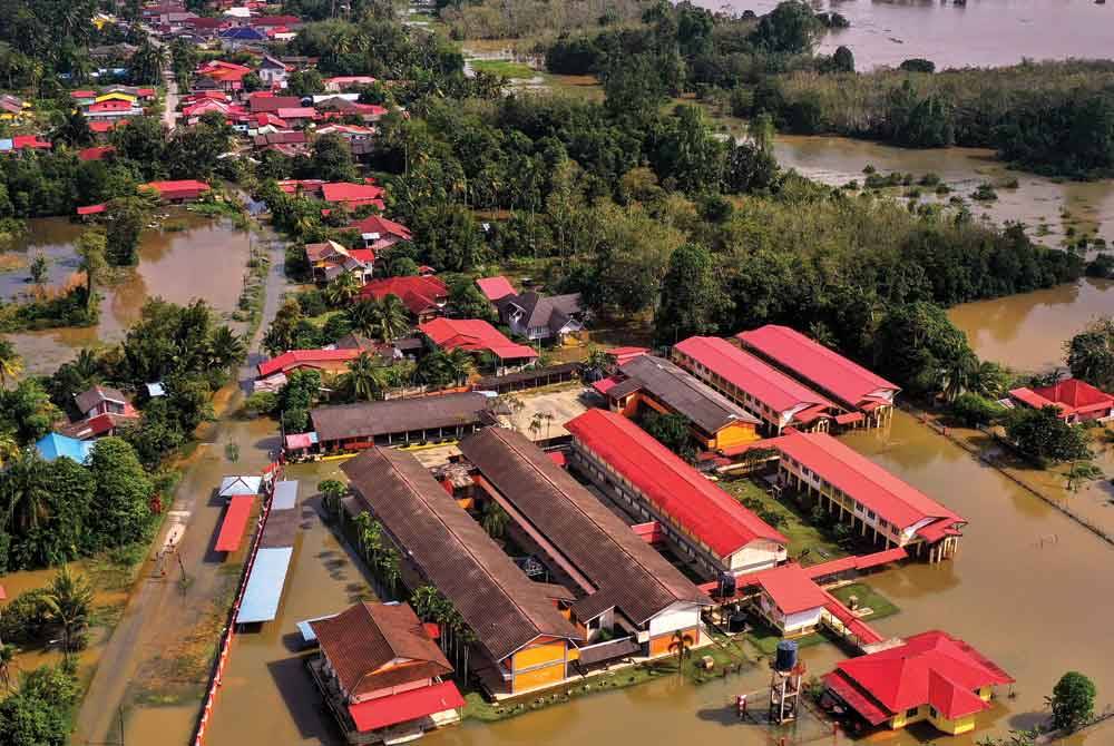 SEAKAN PULAU... Keadaan Kampung Bendang Pak Yong yang masih digenangi air banjir ekoran limpahan air Sungai Golok - Foto Bernama.