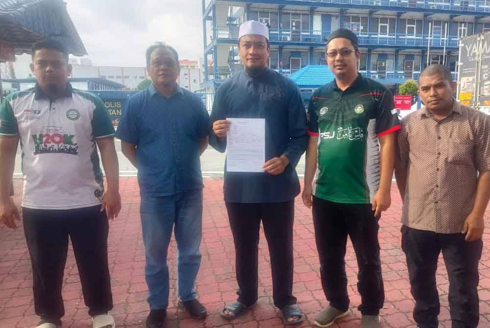 Andansura (dua dari kiri) bersama Aireroshairi (tengah) membuat laporan polis terhadap Koo Ham di IPD Kuantan pada Sabtu.