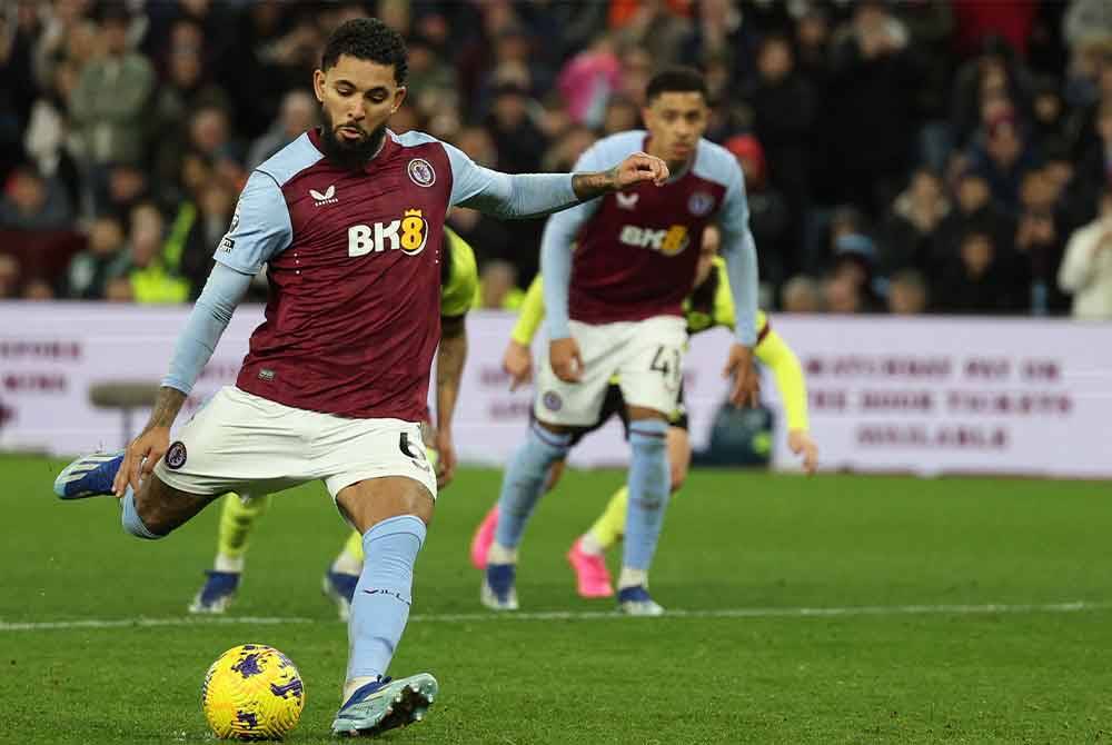 Luiz pacu kemenangan Villa ketika menewaskan Burnley 3-2 di Villa Park, Birmingham. - Foto AFP