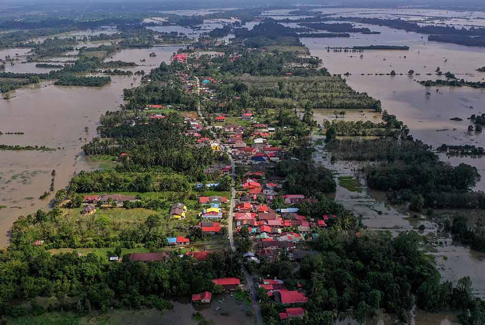 SEAKAN PULAU... Keadaan Kampung Bendang Pak Yong yang masih digenangi air banjir ekoran limpahan air Sungai Golok - Foto Bernama.