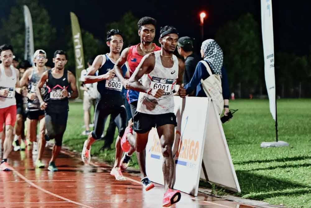 Vimal (depan) muncul juara kategori elit lelaki 5000m (Jemputan) Run The Track di Kompleks Sukan MPKJ, Seksyen 15, Bangi pada malam Sabtu.