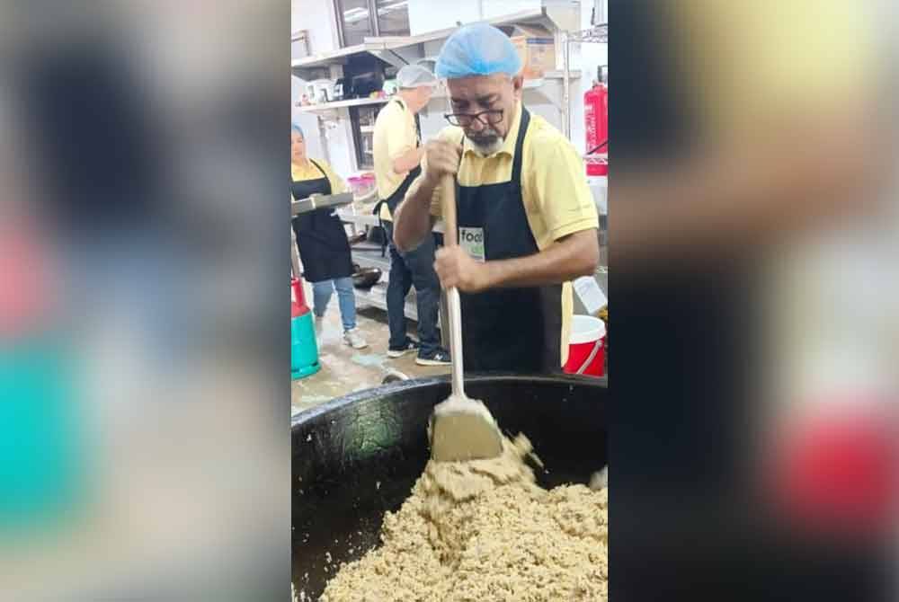 Sukarelawan menyediakan nasi goreng untuk diagihkan kepada mangsa banjir di lapan kampung.