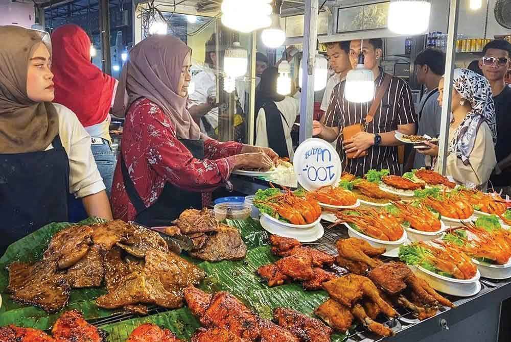 Pasar malam di pekan Hatyai antara tarikan rakyat Malaysia untuk mencari pelbagai jenis makanan.