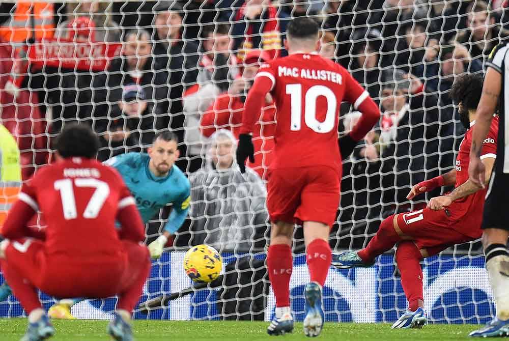 Mohamed Salah menyempurnakan penalti pada minit ke-86 untuk memastikan kemenagan 4-2 ke atas Newcastle di Anfield. Foto AFP