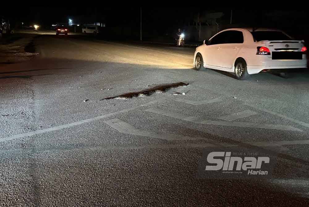 Ular sawa mengejutkan pengguna jalan raya di Padang Tembak, Pengkalan Chepa.