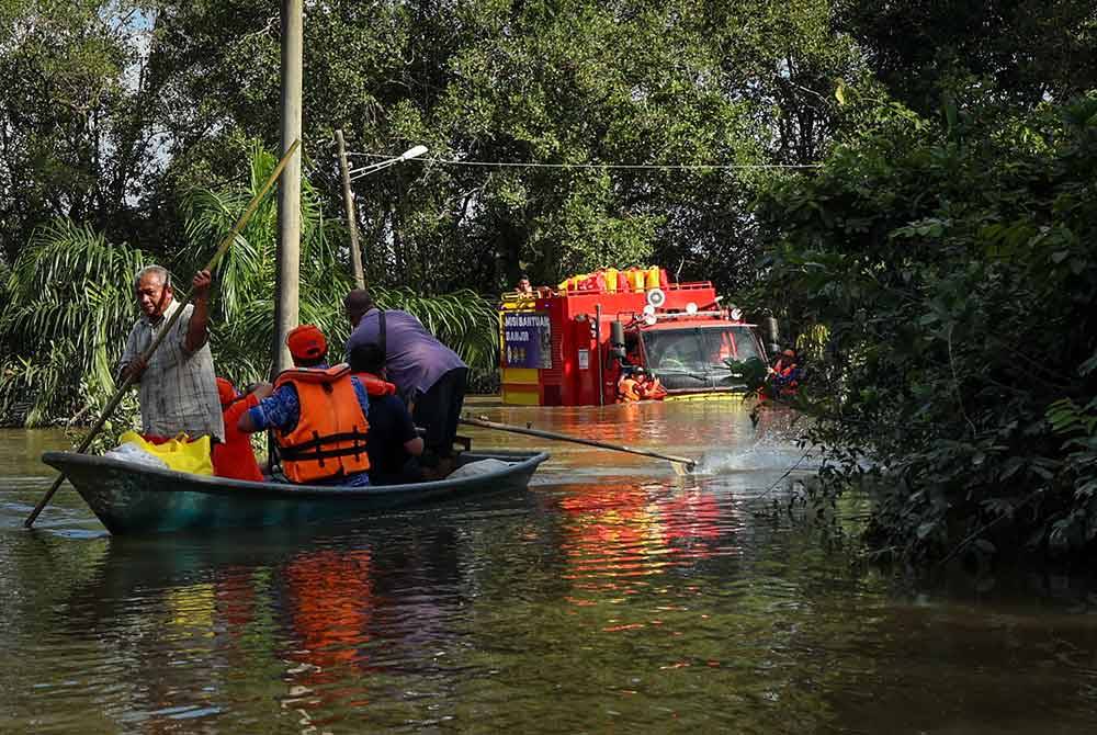 Kenderaan penyelamat pelbagai guna (MRV) milik sebuah NGO bernilai RM1.6 juta meredah banjir bersama sukarelawan untuk mengagihkan bekalan makanan serta menyantuni kira-kira 50 mangsa banjir di Kampung Bongor, Pasir Mas. Foto Bernama