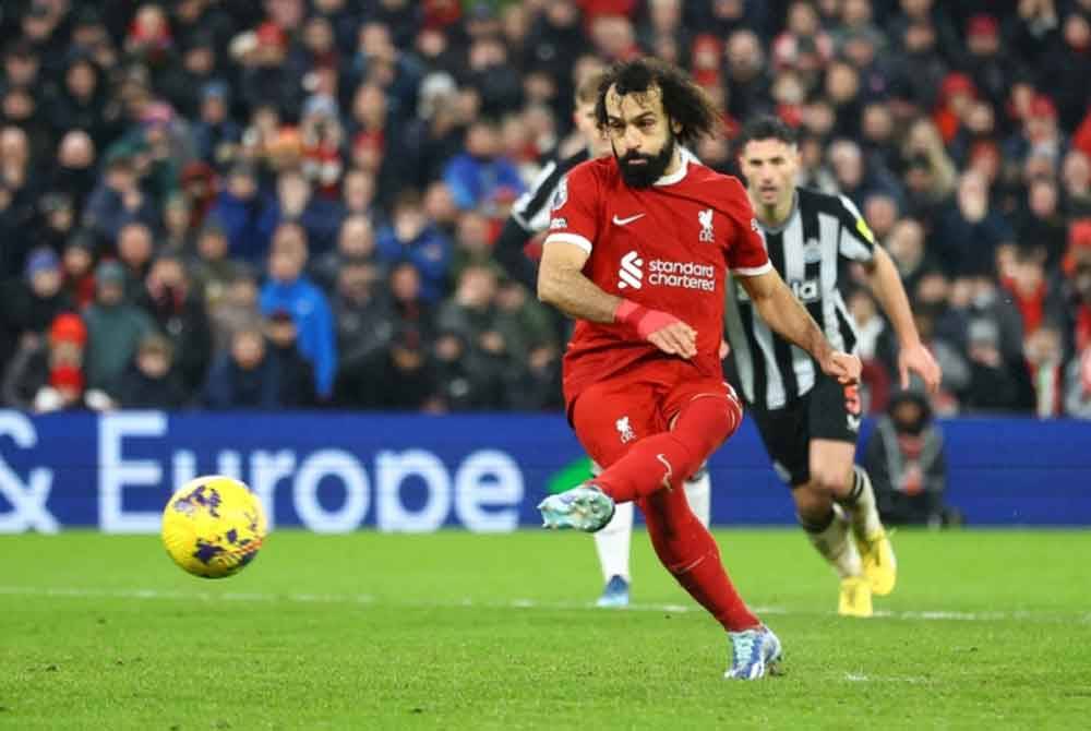 Salah meledak dua gol ketika membantu Liverpool menewaskan Newcastle awal pagi Selasa. Foto Agensi