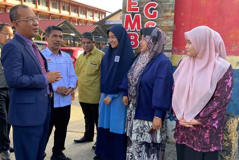 Che Safia (tiga dari kanan) semasa menerima kunjungan daripada pihak JPN Kelantan dan PPD Pasir Mas di SMK Rantau Panjang pada Selasa.