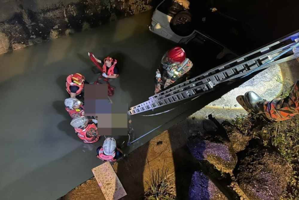 Seorang lelaki maut apabila kenderaan pelbagai guna (MPV) yang dinaikinya terbabas ke dalam longkang berhampiran Lebuhraya Pesisir Pantai di sini, pada awal pagi Selasa. - Foto BBP Larkin