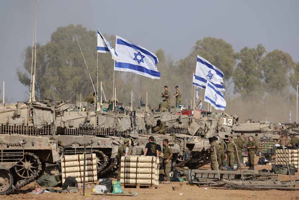 Tentera Israel dengan kereta kebal mereka berkumpul di kedudukan berhampiran sempadan dengan jalur Gaza di selatan Israel. Foto EPA