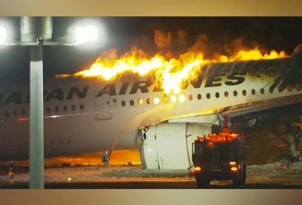 Tangkap layar dari video yang dikongsi pengguna media sosial berkaitan kejadian pesawat terbakar di Lapangan Terbang Haneda. - Foto Agensi