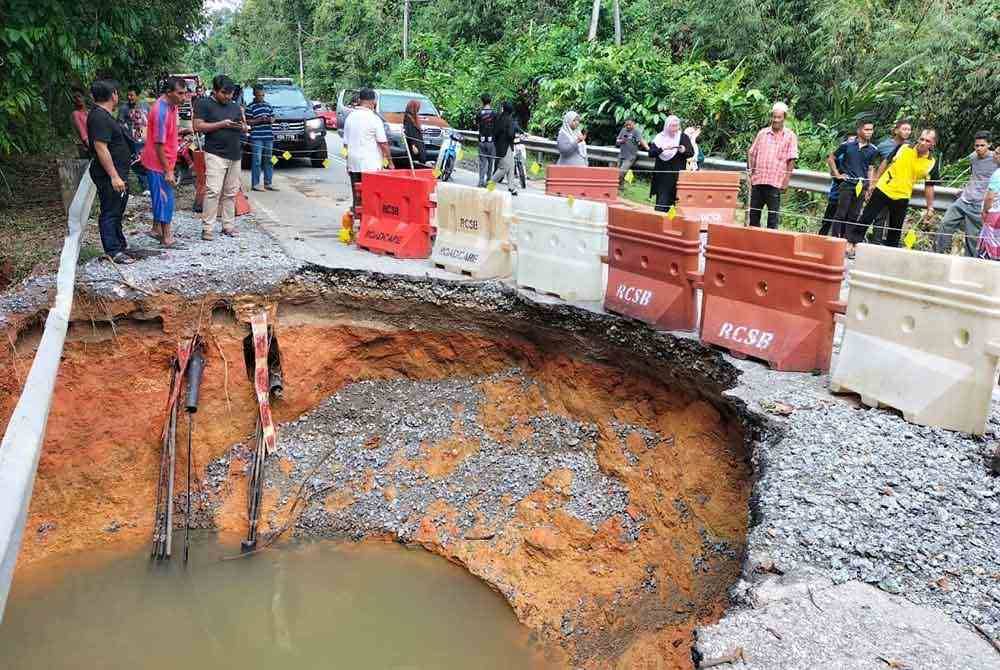 Laluan KM73.850 Jalan Kampung Sungai Sam-Jeli (FT 066) berhampiran Kampung Kubur Datu di Jeli ditutup kepada semua kenderaan akibat lubang benam (sinkhole).