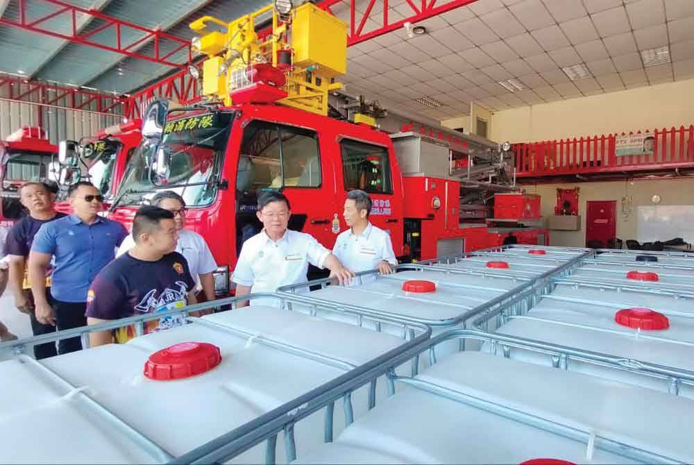 Kon Yeow (dua dari kanan) ketika meninjau persiapan yang dilakukan oleh Pasukan Bomba Sukarela Juru bagi menghadapi gangguan bekalan air selama empat hari di negeri ini bermula 10 Januari depan.