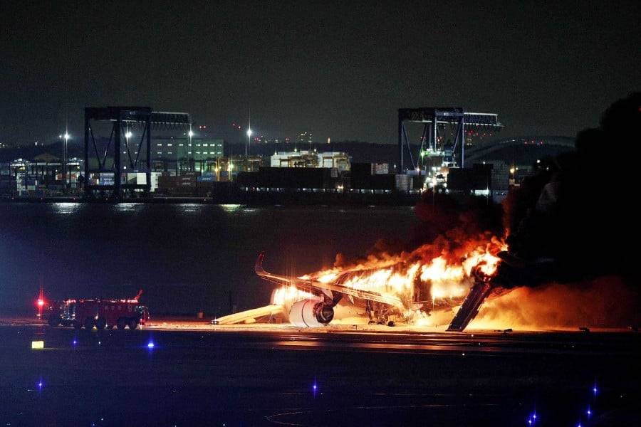 Pesawat Japan Airlines terbakar di Lapangan Terbang Haneda Tokyo. Foto AFC 