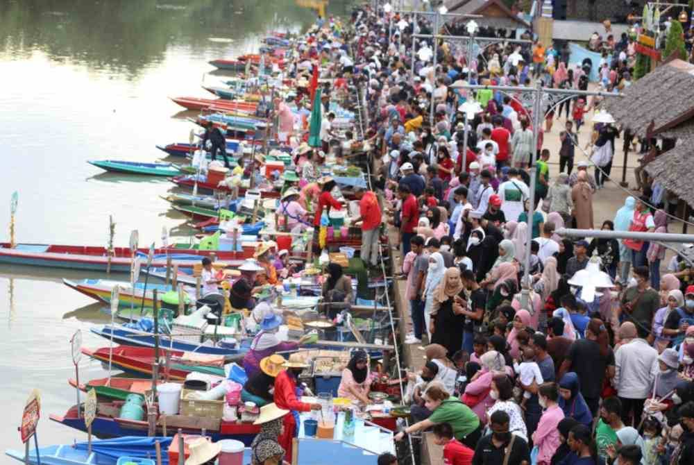 Pasar terapung Khlong Hae di Hatyai sesak dengan pelancong khususnya dari Malaysia. Foto Bernama