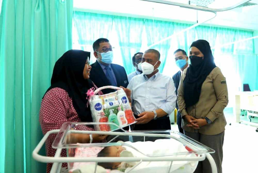 Saarani menyampaikan tabungan Simpanan Pendidikan Nasional (SSPN) Prime bernilai RM200 kepada ibu bapa bayi baru lahir ketika kunjungannya ke HRPB Ipoh pada Selasa. Foto Yayasan Perak