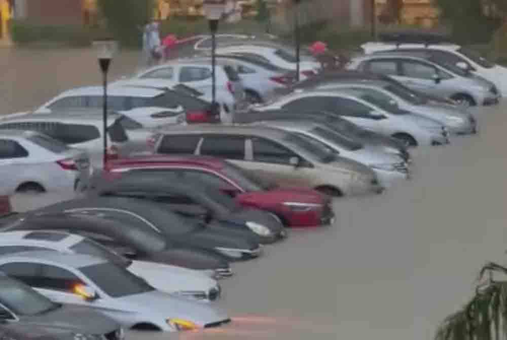 Banjir berlaku di IOI Mall, Puchong pada 16 Disember lalu.