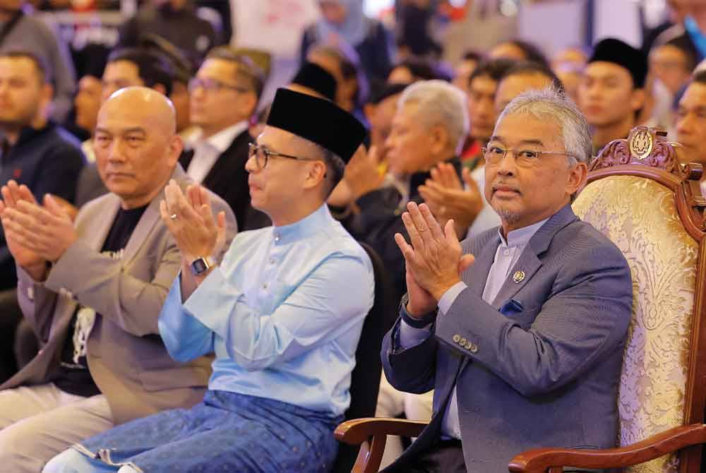 Al-Sultan Abdullah berkenan berangkat ke Majlis Tayangan Perdana Filem Pendekar Awang: Darah Indera Gajah di Putrajaya hari ini. Foto Bernama