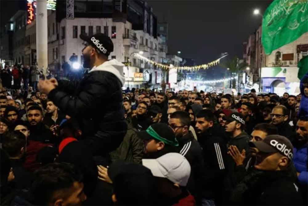 Antara rakyat Palestin yang turun ke jalan di Ramallah bagi mengadakan protes terhadap pembunuhan pemimpin kanan Hamas, Saleh al-Arouri. - Foto Reuters