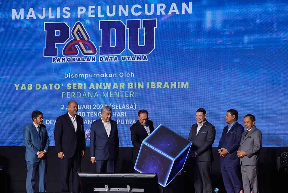 Perdana Menteri Datuk Seri Anwar Ibrahim (tengah) ketika melancarkan Pangkalan Data Utama (PADU) di Pusat Konvensyen Antarabangsa Putrajaya (PICC). - Foto Bernama.