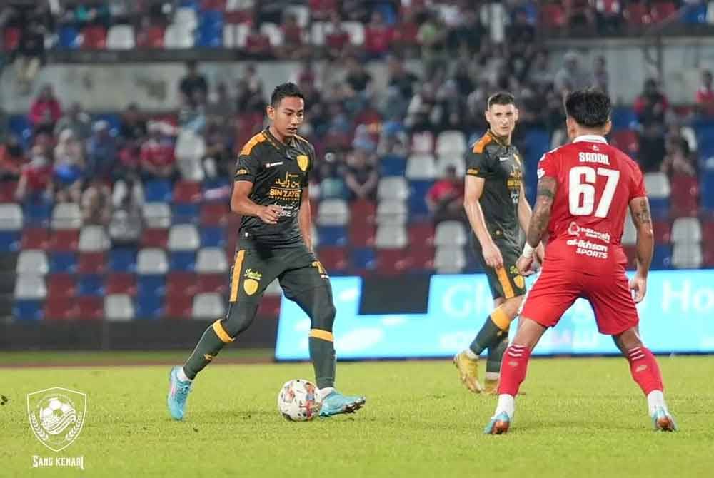 Amirul Hisham (kiri) kini mendapat rawatan di sebuah hospital di Alor Setar. Foto KDA FC