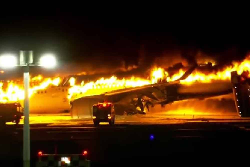 Sebuah pesawat A350-900 Japan Airlines dilapor terbakar semasa mendarat di Lapangan Terbang Antarabangsa Haneda, Tokyo pada Selasa.