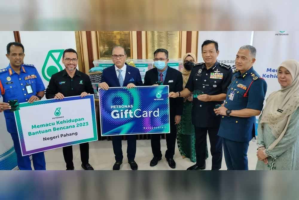 Wan Rosdy (tiga dari kiri) dan Mohammad Ahmad menyampaikan sumbangan bekalan bahan api untuk kegunaan agensi penyelamat pada Program Memacu Kehidupan: Bantuan Bencana 2023 Yayasan Petronas di Wisma Sri Pahang pada Rabu.