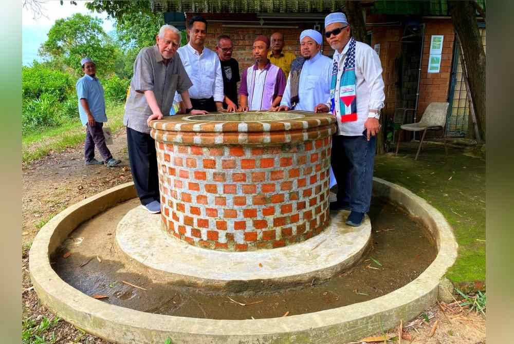 
Kamaruddin (kiri) melihat keadaan terkini tapak telaga Tok Kenali tiga iaitu Warisan Ulama Nusantara Pasir Tumboh di Kota Bharu.