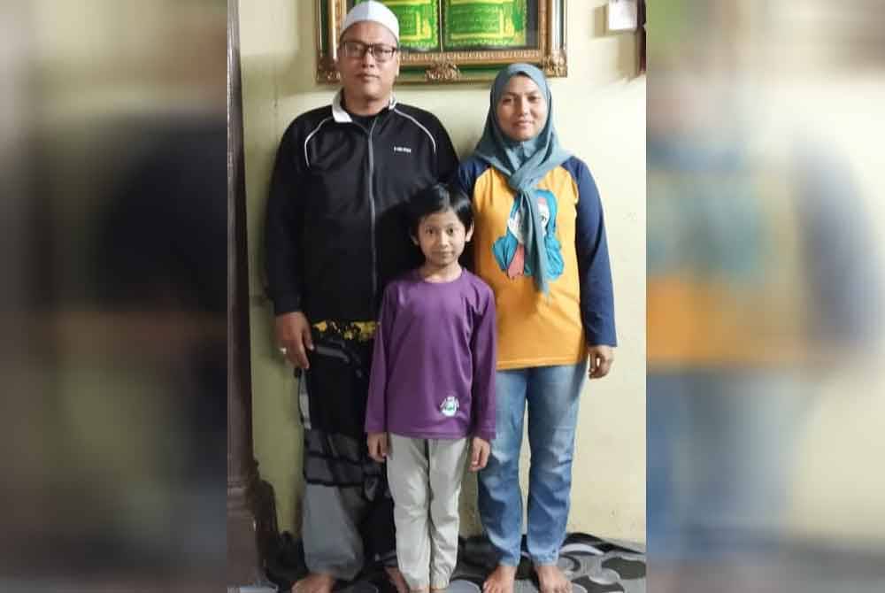 Rizami dan Rohana kini membesarkan Annur Puteri Syakila sejak diserahkan oleh ibu bapa kandung pada 2017. Foto JKM