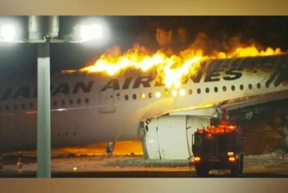 Nahas membabitkan penerbangan Japan Airlines dan pesawat Pengawal Pantai Jepun semasa mendarat di Lapangan Terbang Antarabangsa Haneda di Tokyo pada Selasa. - Gambar fail