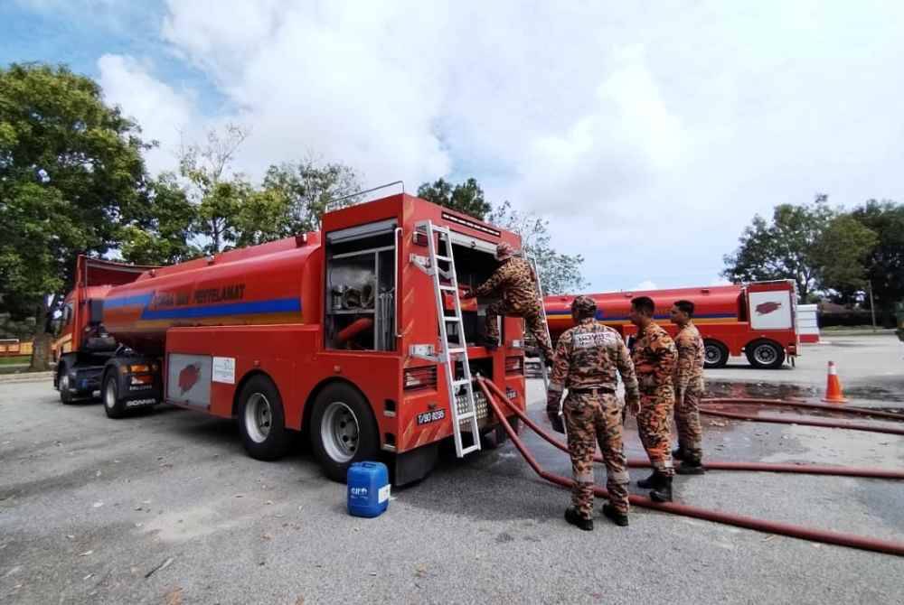 Jentera bomba ditempatkan di dataran Limbungan, Dewan Undangan Negeri (DUN) Kota Putera, Besut bagi membantu membekalkan air bersih kepada penduduk terjejas.