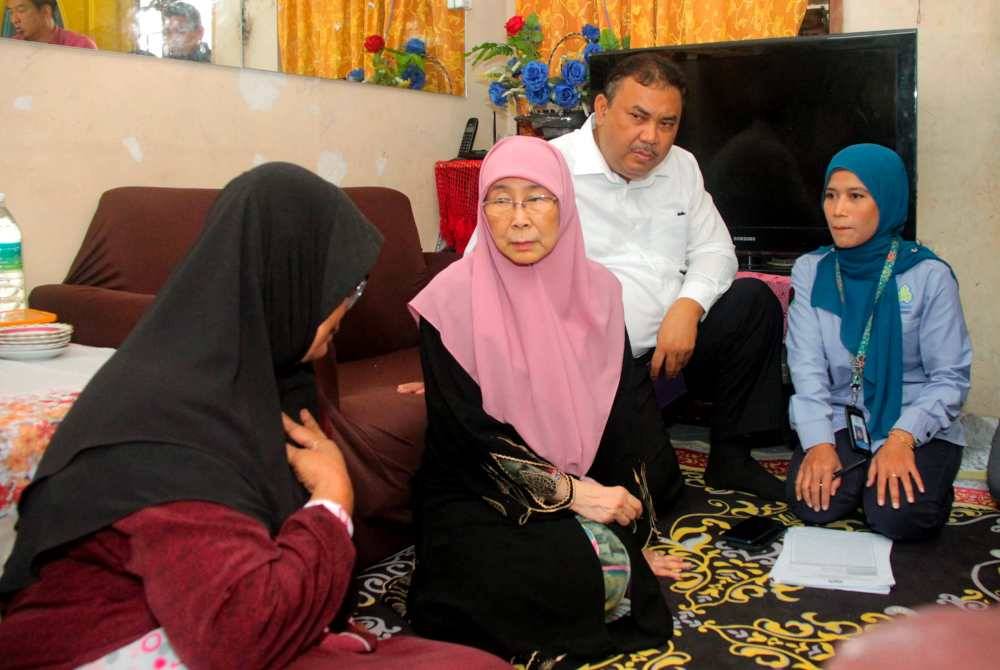 Wan Azizah (dua dari kiri) ketika melawat ibu mangsa letupan serpihan bunga api, Milikiyah Fajar, 64, (kiri) di Pangsapuri Seri Perindu, Cheras hari ini. Foto Bernama