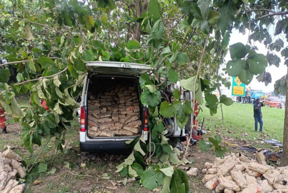 Van yang membawa bungkusan arang kayu berlanggar dengan sebuah lori lalu terlanggar sebatang pokok dalam kemalangan pada tengah hari Rabu.