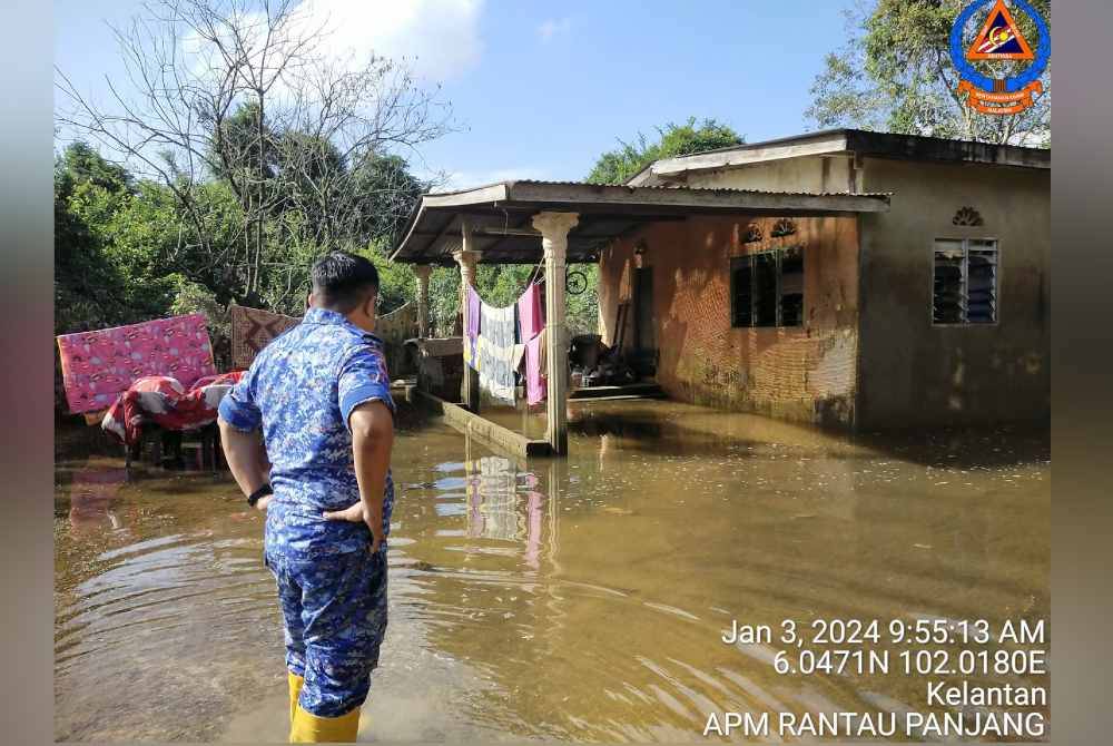 Pegawai dan anggota Angkatan Pertahanan Awam (APM) Rantau Panjang ketika membuat tinjauan di Kampung Bendang Perol pada Rabu. Foto APM