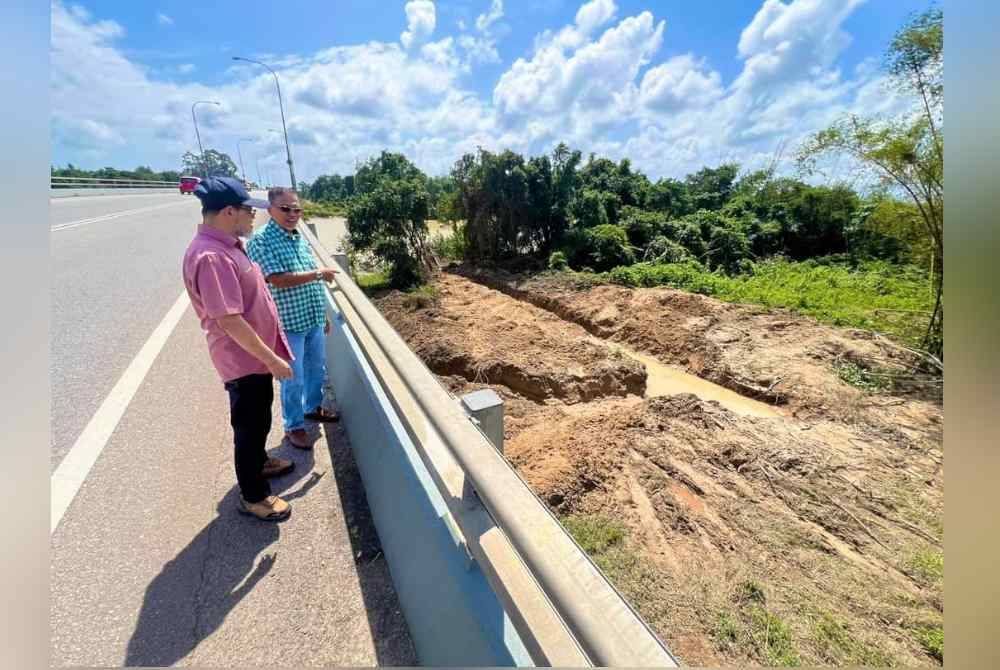 Hanafiah (kanan) melawat lokasi berlaku masalah bekalan air dekat Jambatan Kampung Lampu, di Besut. Foto Facebook Hanafiah