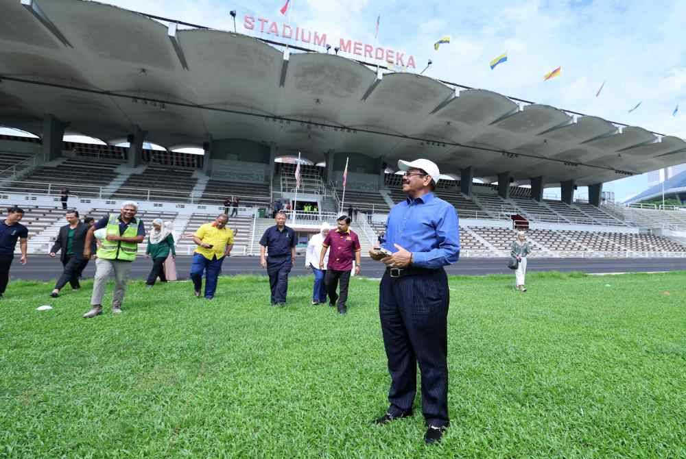 Abd Karim meninjau kerja-kerja membaikpulih Stadium Merdeka di Kuala Lumpur pada Rabu. Foto Bernama